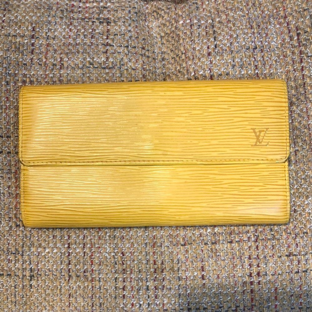 LOUIS VUITTON Yellow Epi Leather Porte Feuille Sarah Long Bifold Wallet CA1909